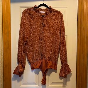 Flowy sleeve body suit.